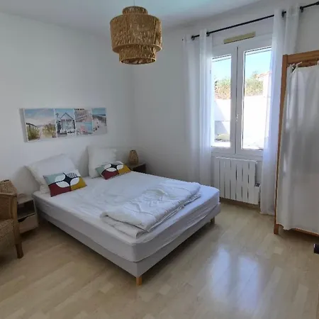 Large House With Garden In Marie De Re