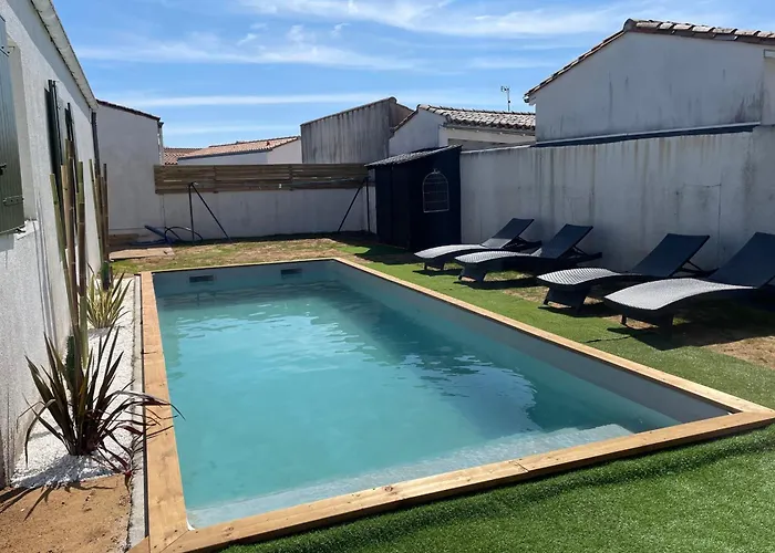 Large House With Garden In Marie De Re