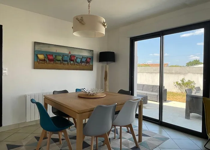 Large House With Garden In Marie De Re